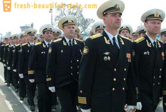 Uniforme casual y vestido de la Armada