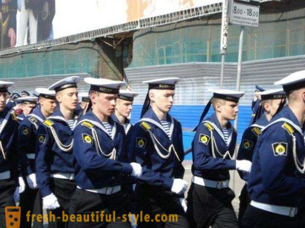 Uniforme casual y vestido de la Armada