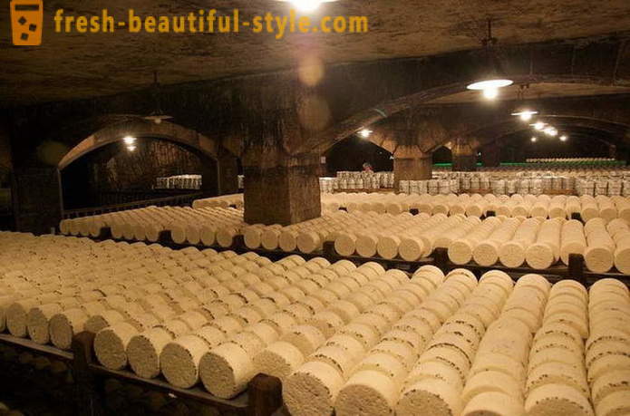 El proceso de fabricación del queso de Roquefort francés de viejas recetas