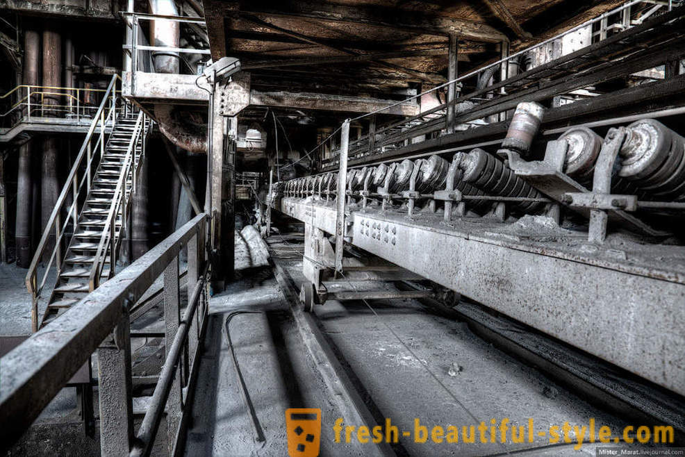 Caminar a través de la fábrica abandonada en Bélgica