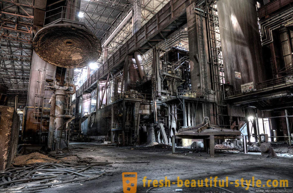 Caminar a través de la fábrica abandonada en Bélgica