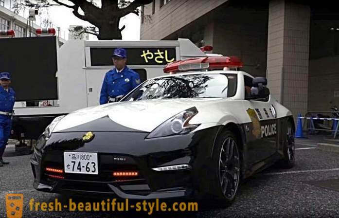 Empinadas coches de policía japoneses