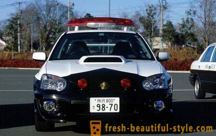 Empinadas coches de policía japoneses