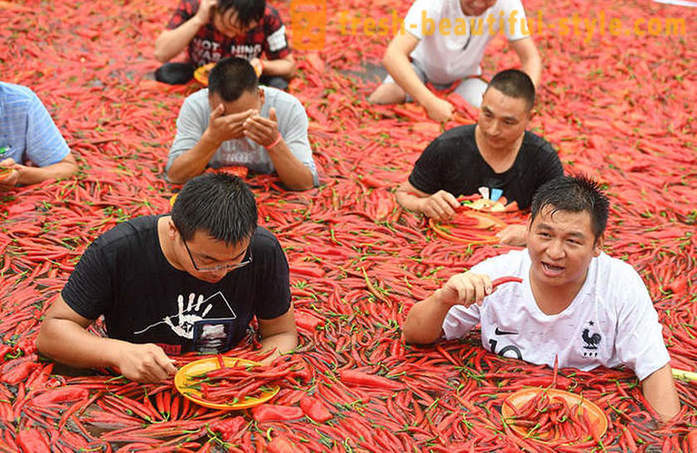 No para los débiles de corazón: en China había un pimiento la competencia de comer para la velocidad
