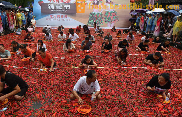 No para los débiles de corazón: en China había un pimiento la competencia de comer para la velocidad