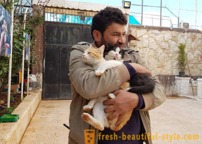 El hombre permaneció en el Alepo desgarrada por la guerra para hacerse cargo de los animales abandonados