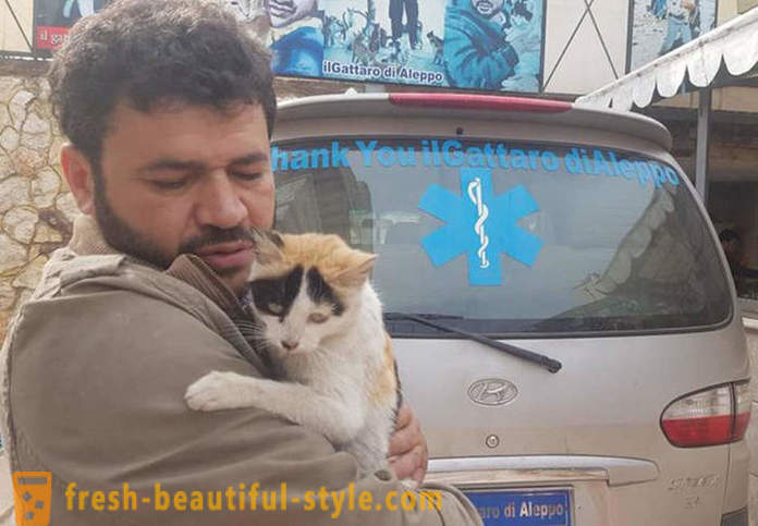 El hombre permaneció en el Alepo desgarrada por la guerra para hacerse cargo de los animales abandonados
