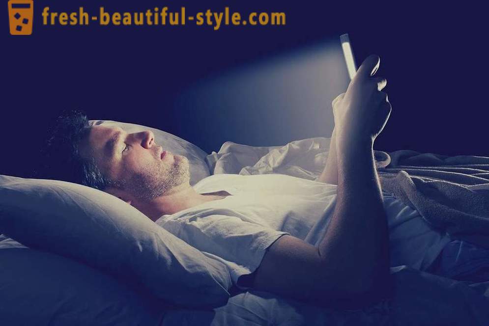 Los científicos han descubierto las razones por las que no se puede dormir con el teléfono inteligente