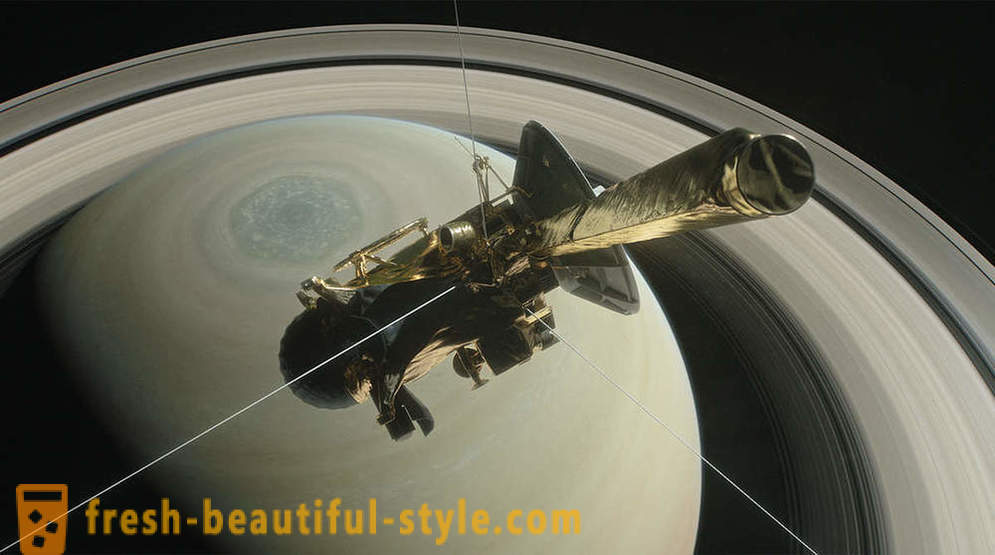 El mundo simplemente con el dispositivo de Cassini