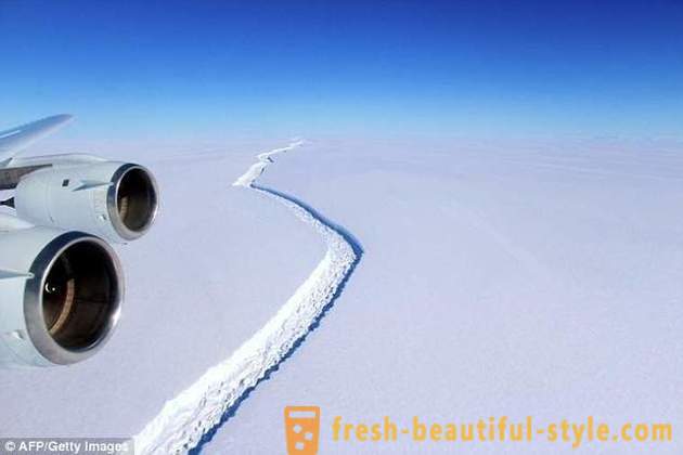 Iceberg de la Antártida se interrumpió un área de más de dos de Moscú