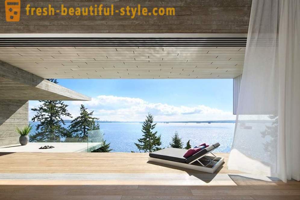La arquitectura y el interior de la casa por el océano en el oeste de Vancouver