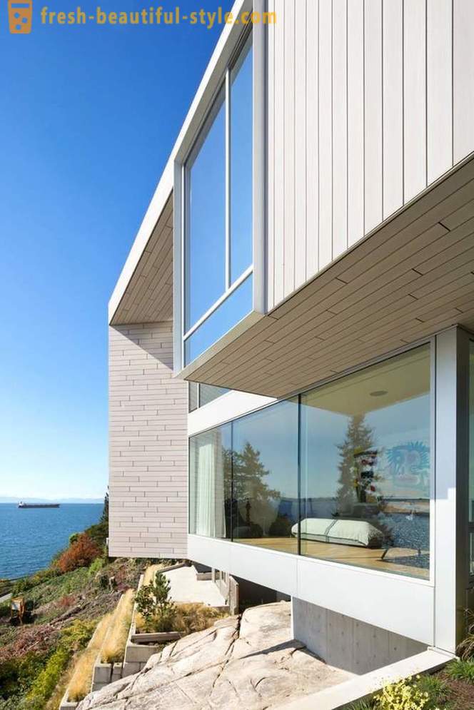 La arquitectura y el interior de la casa por el océano en el oeste de Vancouver