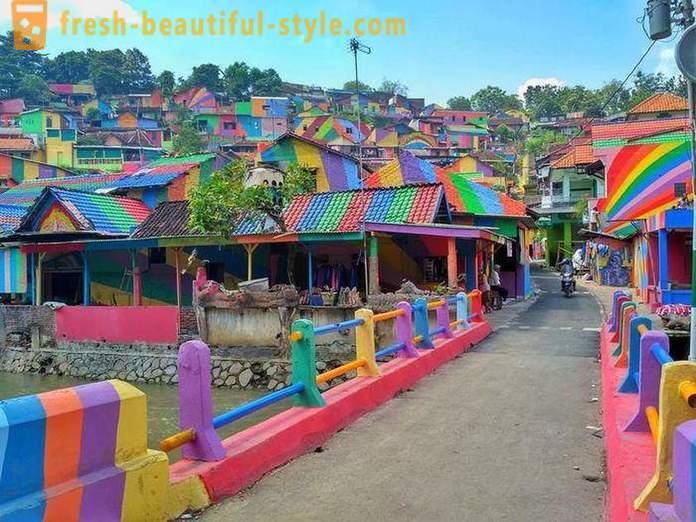 Casas en el pueblo de Indonesia pintado en todos los colores del arco iris