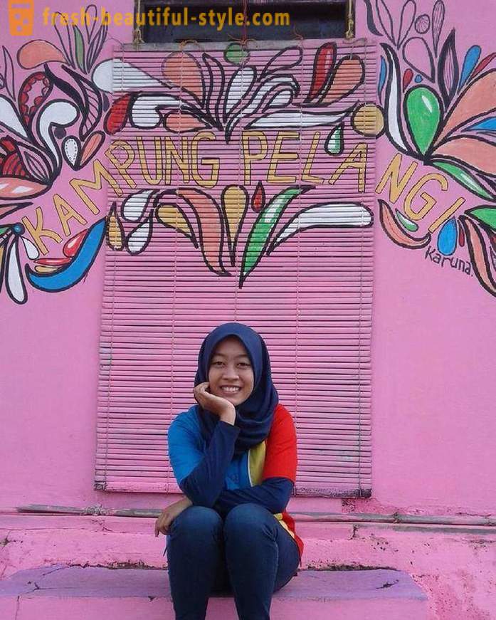 Casas en el pueblo de Indonesia pintado en todos los colores del arco iris