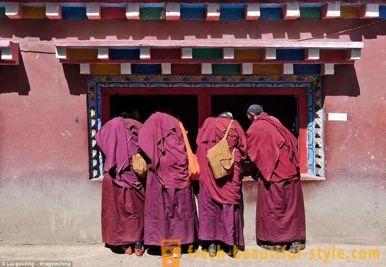 El más grande Academia budista en el mundo de 40.000 monjes TV prohibido, pero permitió iPhones
