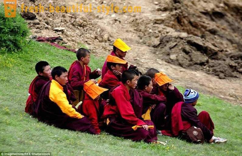 El más grande Academia budista en el mundo de 40.000 monjes TV prohibido, pero permitió iPhones