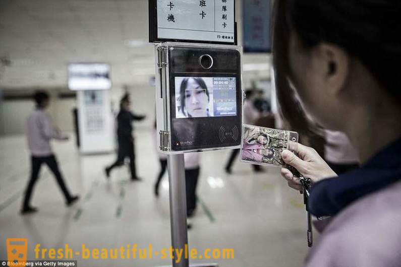 Medios británicos mostraron la vida diaria de la gente que monta el iPhone en China