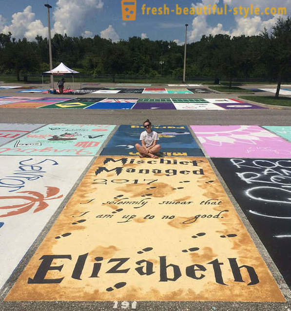 Estudiantes estadounidenses se les permitió pintar su propia plaza de aparcamiento