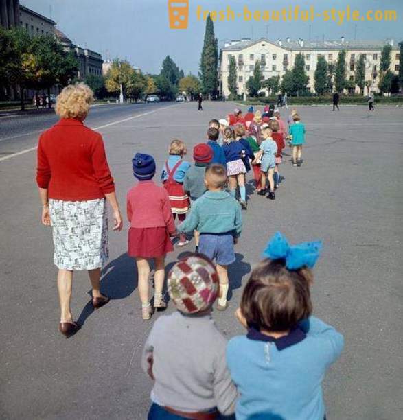 Jardín de infancia soviética a dar un paseo