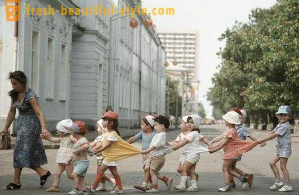 Jardín de infancia soviética a dar un paseo