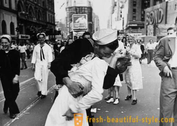 Beso religiosa capturado en la película fotográfica
