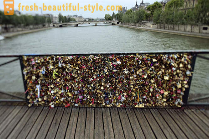 Millones de pruebas de amor retirados del Pont des Arts en París