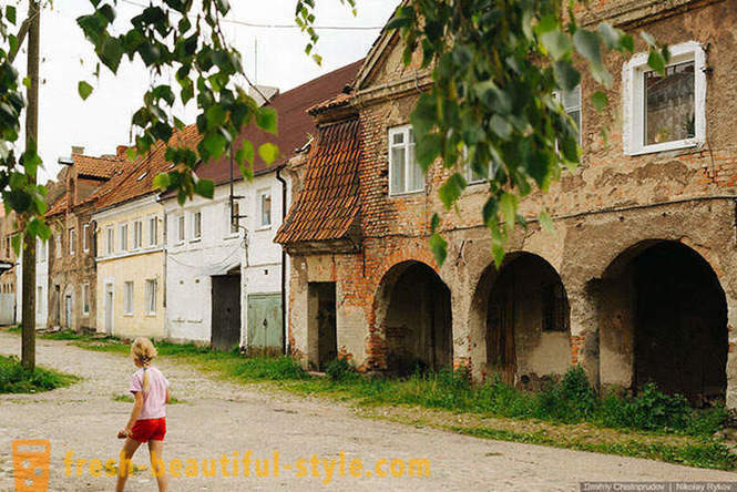 Caminar a través de la antigua ciudad alemana de la región de Kaliningrado