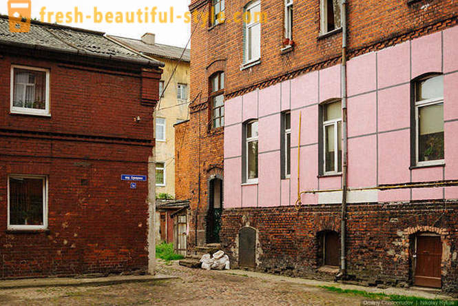 Caminar a través de la antigua ciudad alemana de la región de Kaliningrado