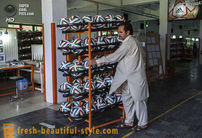 La producción de los 2014 bolas oficiales de la Copa Mundial en Pakistán