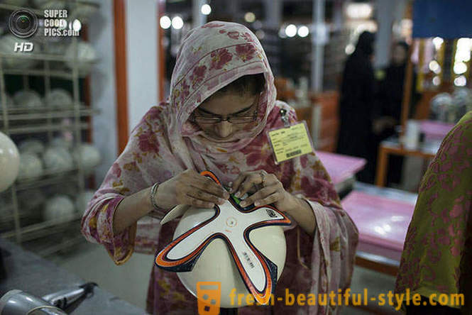 La producción de los 2014 bolas oficiales de la Copa Mundial en Pakistán
