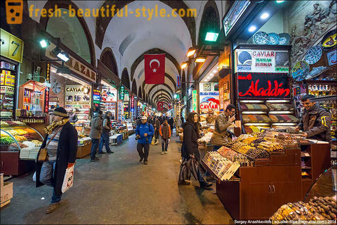 Especias mercado de caminar en Estambul