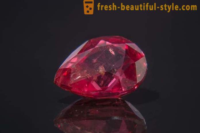 El más caro en el mundo de las piedras: rojo diamante, rubí, esmeralda. Las gemas más raras del mundo