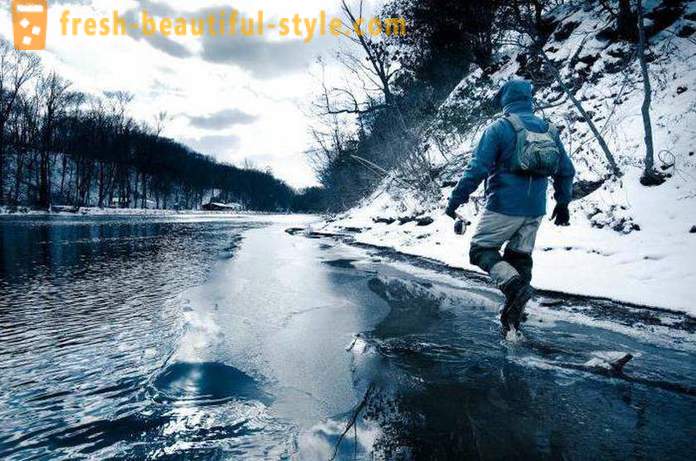 Invierno de pesca en el río Ob en Barnaul