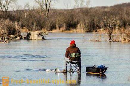 Invierno de pesca en el río Ob en Barnaul