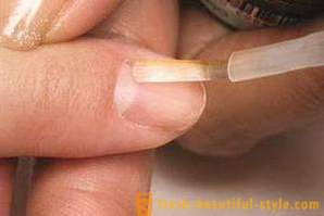 Pulimento del gel en las uñas cortas. manicura con estilo