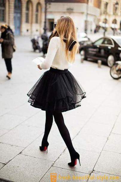 Falda negro está de vuelta en boga. falda estilo. A partir de qué ponerse?