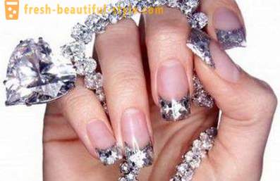 Diamantes de imitación en las uñas: características de diseño y las formas de su realización