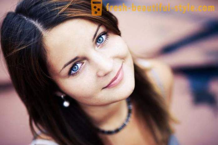 Morena de ojos azules - una combinación inesperada y maravillosa