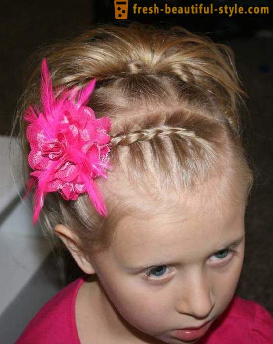 Peinados de vacaciones para el medio pelo con las manos (ver foto). el peinado de fiesta de los niños por medio pelo