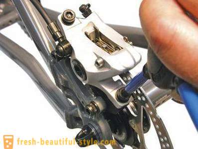 Cómo ajustar los frenos de una bicicleta? Los frenos traseros en una bicicleta