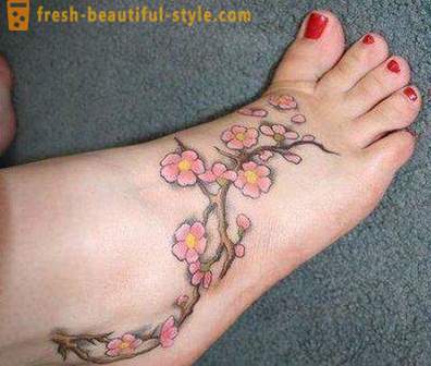 Tatuaje en sus pies - una pequeña broma de las mujeres