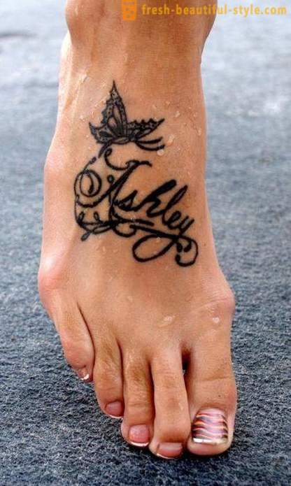 Tatuaje en sus pies - una pequeña broma de las mujeres